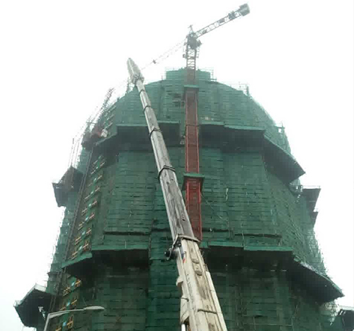 阿克苏地吊车在工地上作业
